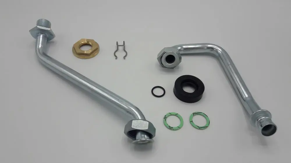 Zwei metallene Leitungen mit Gewinden, dazu eine Schraubmutter, ein Halteclip, O-Ringe und Dichtungen, passend für Gasanwendungen. Teile hergestellt von Remeha.